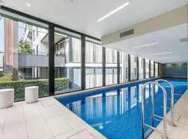 Beautiful 2BR APT with Balcony Pool and Gym