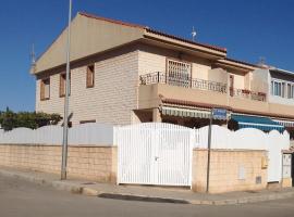 Gran casa esquinera con enorme patio, hotel en San Pedro del Pinatar