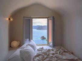 Oia Waves Cave Houses، فندق في أويا