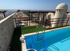 Ático con piscina privada vistas al mar., מלון למשפחות בורה
