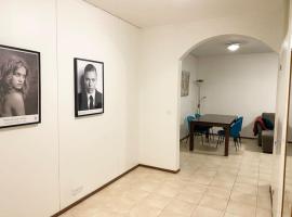 PIHLAJISTO 1 - Newly renovated Spacious 4-bedroom condo with patio, free parking, hotel di Helsinki