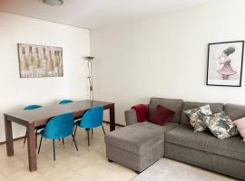 HHH Newly renovated big 4-bedroom apt with balcony, free parking for 2 cars, hotel em Helsinque