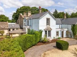 Cotswold Manor House - country house retreat with hot tub, ideal for large groups