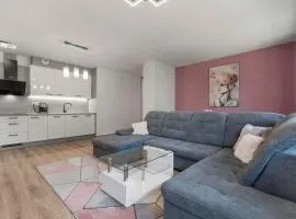 Large 75 m2 Apartment next to Airport - Free Parking