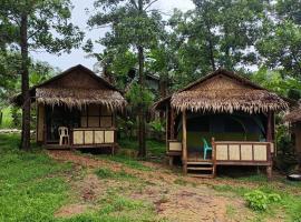 Tony's Country Glamping with chalet with private wash room accommodation, glampingplads i El Nido