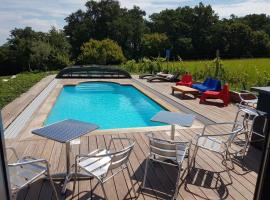 Maison Neuve, relaxing countryside home with pool, casa de campo em Chillac