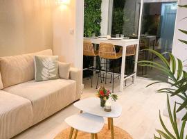 Appartement Zen à Frejus avec jardin, piscine, tennis, proche mer, отель в Фрежюсе