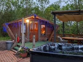 Wooden tiny house Glamping cabin with hot tub 1, hotel di Tuxford