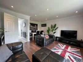 Three Bed Townhouse with Parking, vacation home in Telford