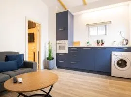 ROMSUITES - Beautiful on main street, center German colony and Bahai Gardens