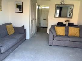 Entire 2 bedroom house in Tamworth, hotel in Tamworth