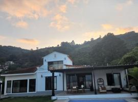 Chalet Santa Teresita, villa in Amatitlán