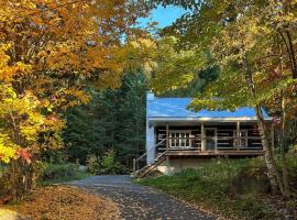 Chalet du Sous-Bois By My Tremblant Location, hotel v destinaci Saint-Faustin