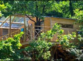 Cabane ''Robinson'' dans les arbres de Nature et Océan à côté de la plage