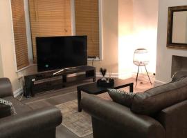 Large Three Bedroom Apartment with Roof Terrace Near City Centre, hotel cerca de Cathays Library, Cardiff