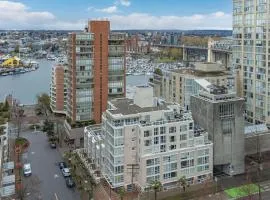 1BD+Den condo, with free parking in Downtown!