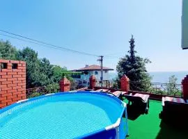 Будинок з басейном біля моря для сімейного відпочинку