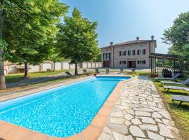 Villa Cornelia , entire Villa with private pool, hotel med parkering i Corneliano d'Alba