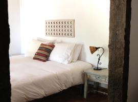 The Wild Olive Andalucía Agave Guestroom, hotel pre rodiny v destinácii Casares