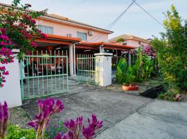 HUAQIAO HOME 侨之家免费供早餐free breakfast served, βίλα σε Semporna