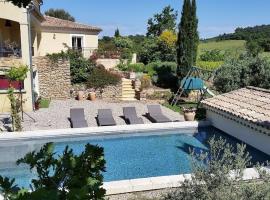 Piscine chauffée au calme sur un domaine viticole familial grande maison climatisation, מלון בMondragon