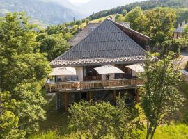 Superbe ferme rénovée en chalet de luxe en PLEINE NATURE, cabin in Barcelonnette