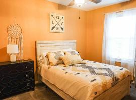 Boho Rehoboth condo-2bd/3.7mi beach/.5mi outlets, hotel v destinaci Rehoboth Beach