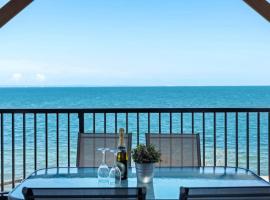 Bay Vista Two Bedroom Waterfront Apartment, hotel v mestu Redcliffe