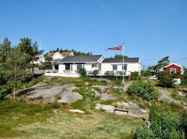 Southern cottage with terrace and magnificent view, hytte i Lillesand