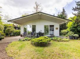 NOFLIK, een gezellig chalet met een fraaie en rustige ligging, hotel dengan kolam renang di Stegeren