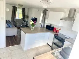 Cheerful 2-bedroom home with free parking