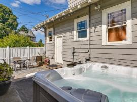 Walk to Williams District Home with Hot Tub and Patio, hotel a Portland