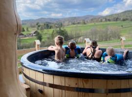 Góralskie Domki na Podhalu - z jacuzzi, lodge en Maniowy