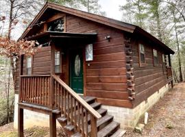 Perfect Loose Moose - Dog and Motorcycle Friendly Home, hotel dengan parking di Tellico Plains