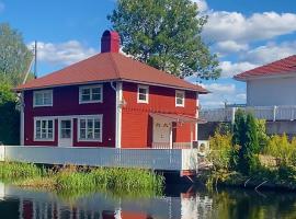 Lovely Waterfront Cottage near Karlshamn, cheap hotel in Asarum