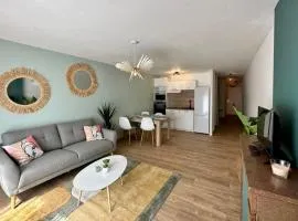 Confort & style dans ce joli appartement de 44 m2, chambre séparée, PLEIN CENTRE de Dole