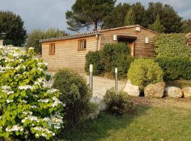 Chalet de charme climatisé sur la route du Ventoux, rumah kotej di Carpentras