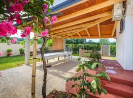 Charming holiday house with beautiful garden and grill: Loborika şehrinde bir kiralık tatil yeri