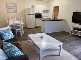 2 bedroom, sleeps 7 in Wasaga Beach, hôtel à Wasaga Beach