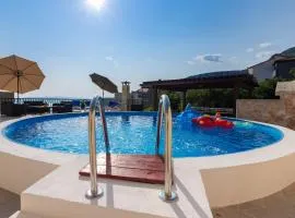 NAVIS Sea View Apartment with pool