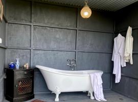 Thistle and Pine Cottage Farmstay, farm stay in Tauranga