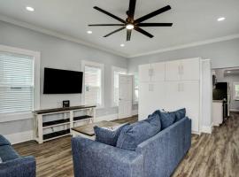 Renovated Beach Bungalow!, hotel in Galveston