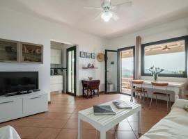 Picturesque flat with sea view, hotel v destinaci Geremeas
