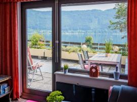 Wohnung Seeblick, hotel v destinaci Sattendorf