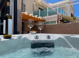 Spacious Apartment With Private Jacuzzi and Pool Access, hotell sihtkohas Puerto Rico de Gran Canaria