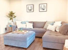 Cheerful 3 bedroom home w/ private garage parking!, מלון בפוסט פולס