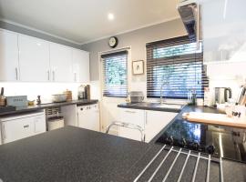 Whole of Yew Tree Cottage Sleeps 4, apartment in Maidford