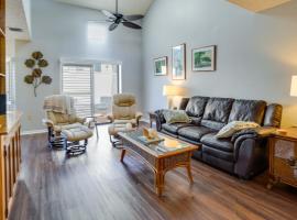 Leesburg Townhome with Deck Walk to Downtown, Ferienhaus in Leesburg