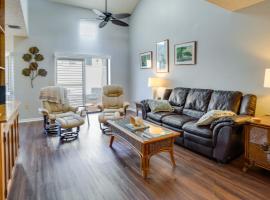 Leesburg Vacation Rental with Deck, Walk to Downtown, feriehus i Leesburg