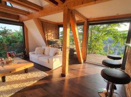 Modern cottage, views and a jacuzzi，佩奇的飯店